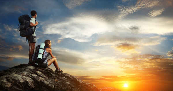 images_content_couple-top-of-mountain